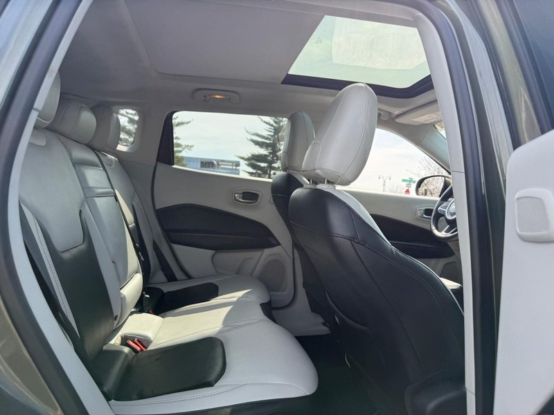 Jeep Compass Vehicle Full-screen Gallery Image 11