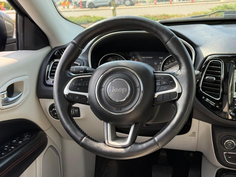 Jeep Compass Vehicle Full-screen Gallery Image 13