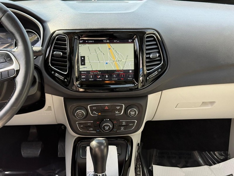 Jeep Compass Vehicle Full-screen Gallery Image 14