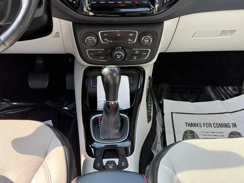 Jeep Compass Vehicle Full-screen Gallery Image 15