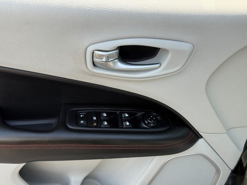 Jeep Compass Vehicle Full-screen Gallery Image 16