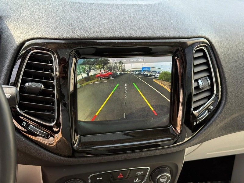 Jeep Compass Vehicle Full-screen Gallery Image 24