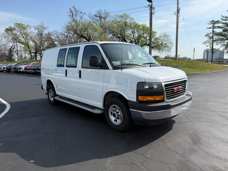 GMC Savana Cargo Van Vehicle Full-screen Gallery Image 8