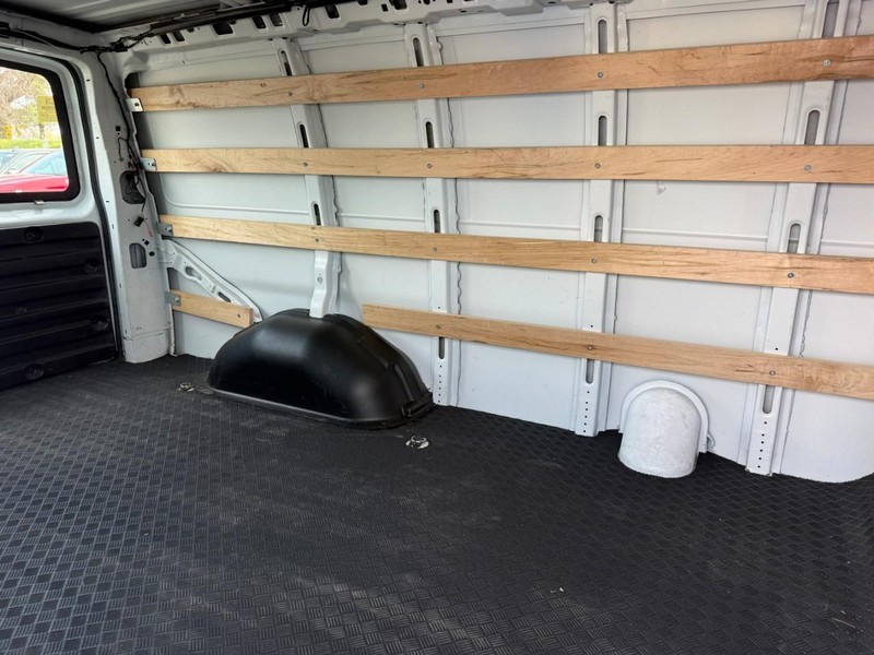 GMC Savana Cargo Van Vehicle Full-screen Gallery Image 9