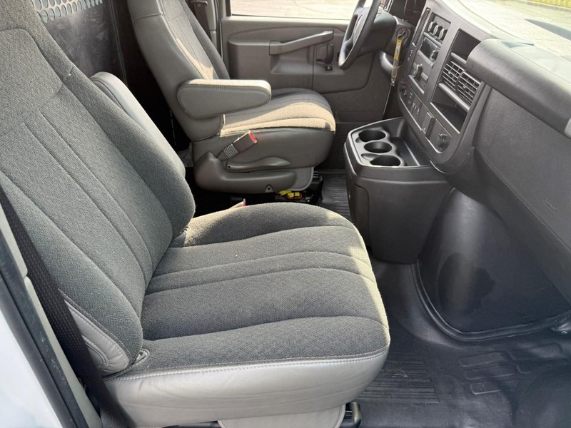 GMC Savana Cargo Van Vehicle Full-screen Gallery Image 10