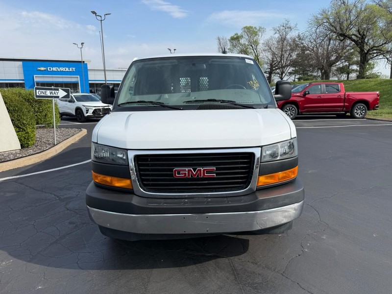GMC Savana Cargo Van Vehicle Full-screen Gallery Image 12