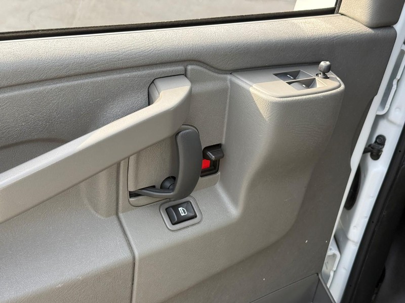 GMC Savana Cargo Van Vehicle Full-screen Gallery Image 13