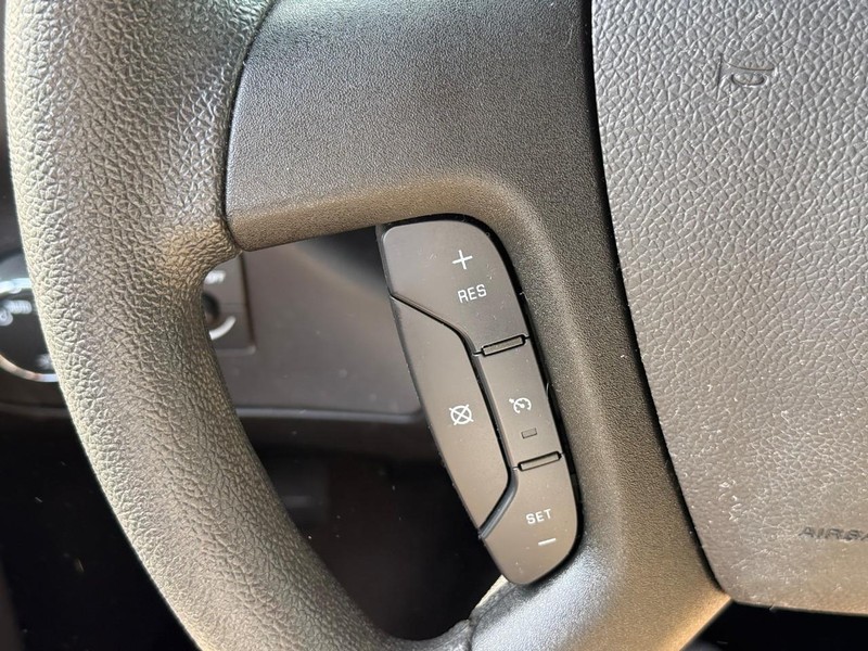 GMC Savana Cargo Van Vehicle Full-screen Gallery Image 15