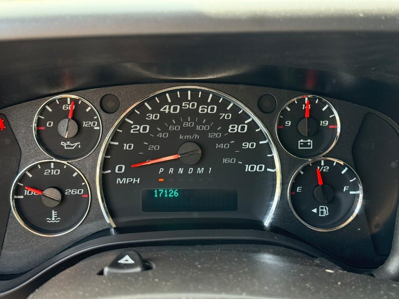 GMC Savana Cargo Van Vehicle Full-screen Gallery Image 16