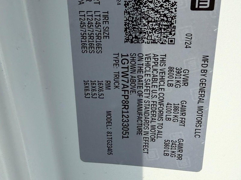 GMC Savana Cargo Van Vehicle Full-screen Gallery Image 18