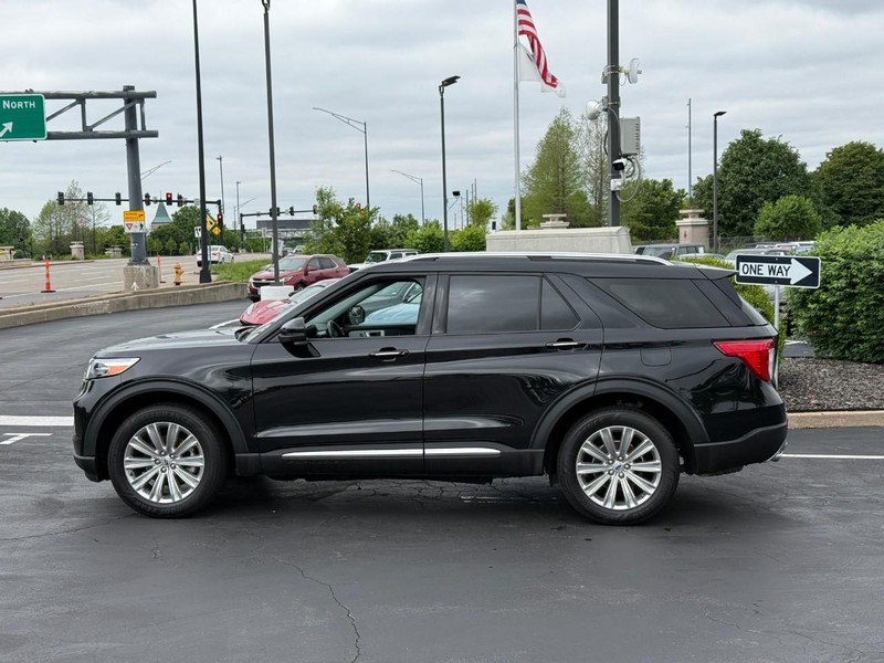 Ford Explorer Vehicle Full-screen Gallery Image 2
