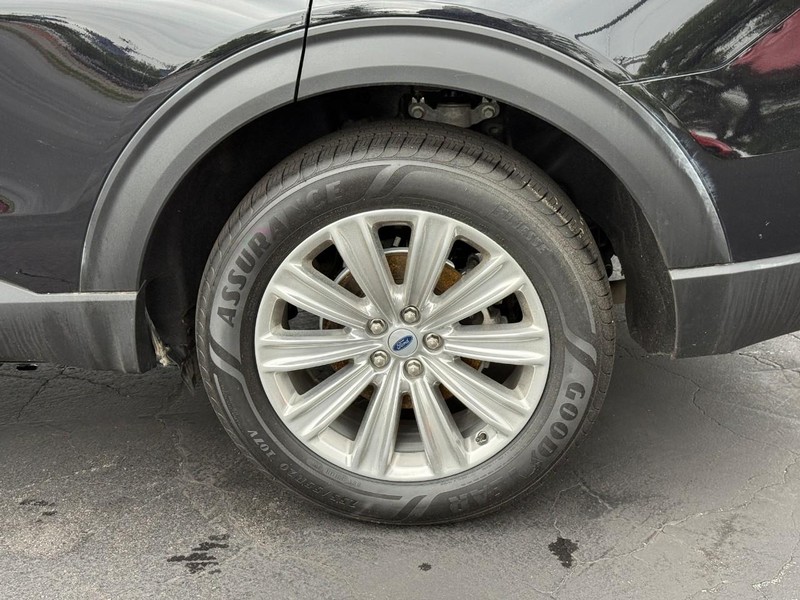 Ford Explorer Vehicle Full-screen Gallery Image 4