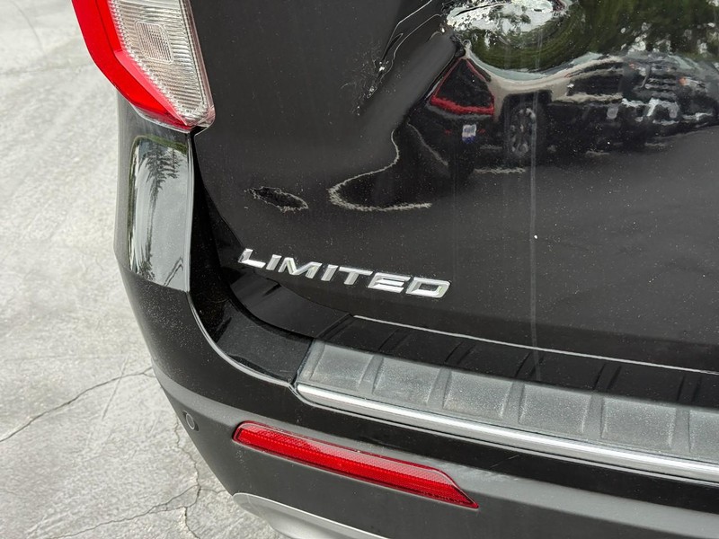 Ford Explorer Vehicle Full-screen Gallery Image 5