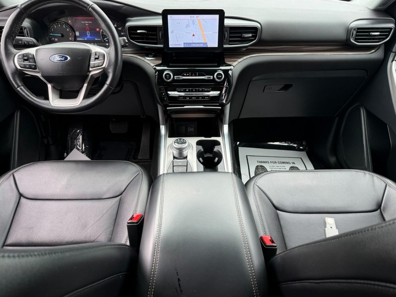 Ford Explorer Vehicle Full-screen Gallery Image 11