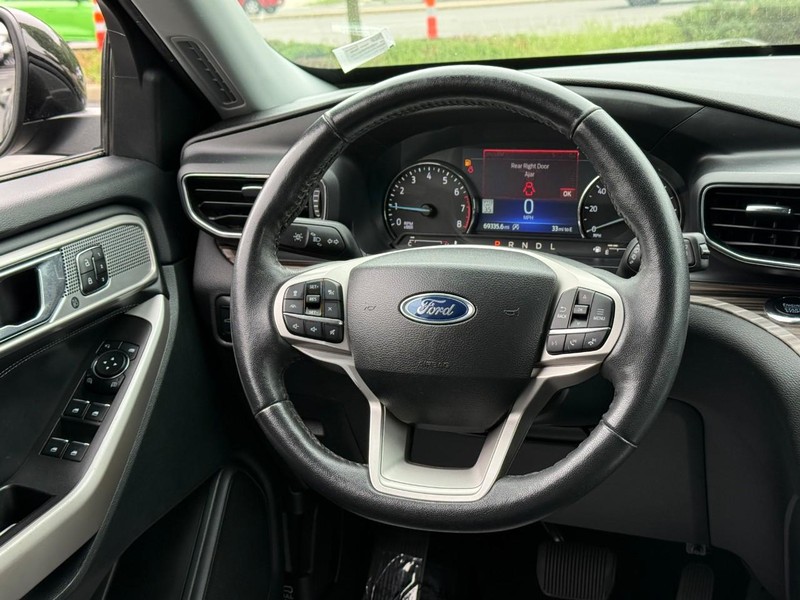 Ford Explorer Vehicle Full-screen Gallery Image 12