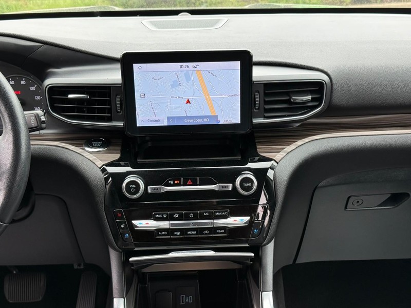 Ford Explorer Vehicle Full-screen Gallery Image 13