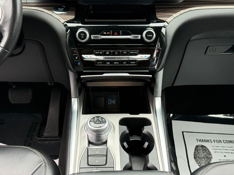 Ford Explorer Vehicle Full-screen Gallery Image 14