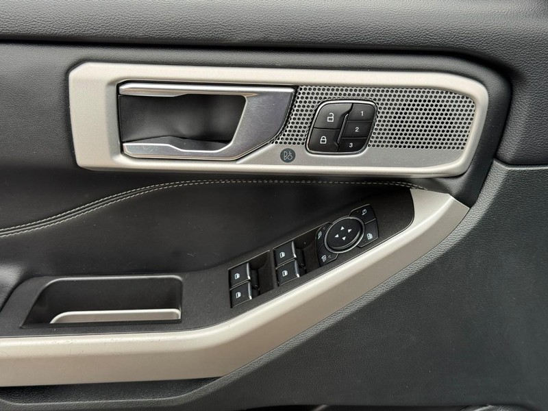 Ford Explorer Vehicle Full-screen Gallery Image 15