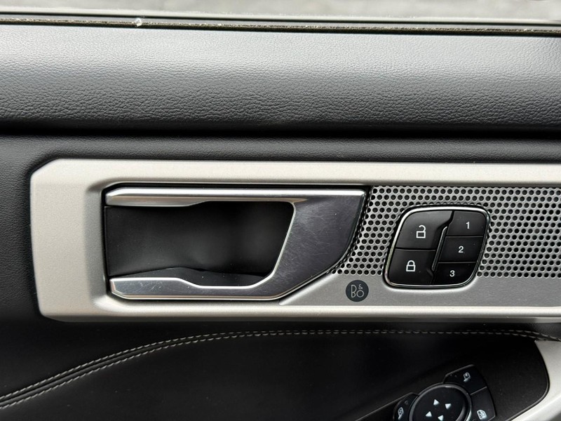 Ford Explorer Vehicle Full-screen Gallery Image 16