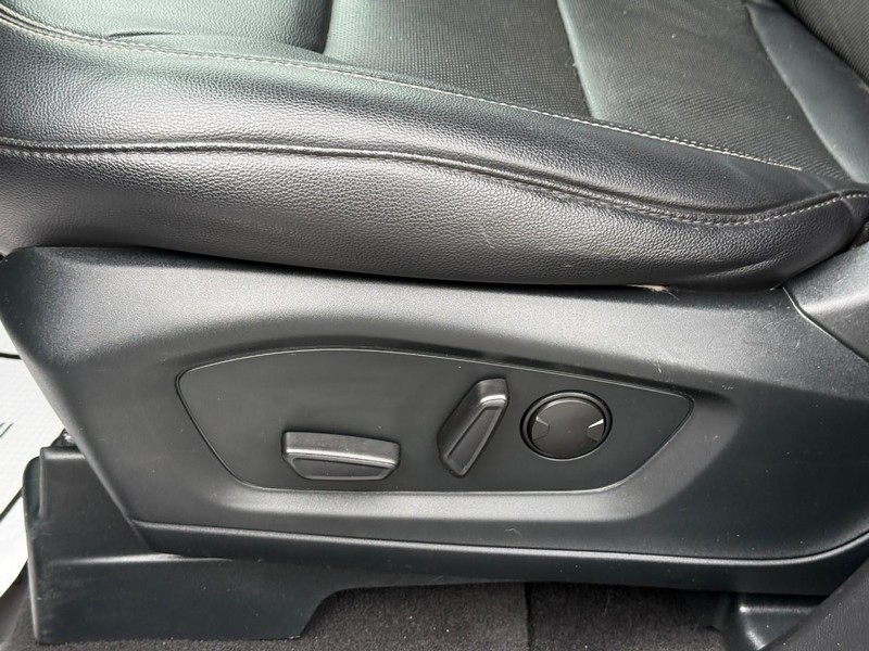 Ford Explorer Vehicle Full-screen Gallery Image 18