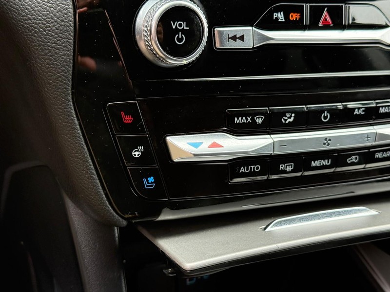 Ford Explorer Vehicle Full-screen Gallery Image 23