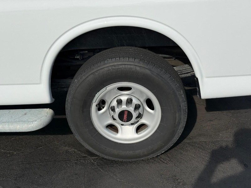 GMC Savana Cargo Van Vehicle Full-screen Gallery Image 4