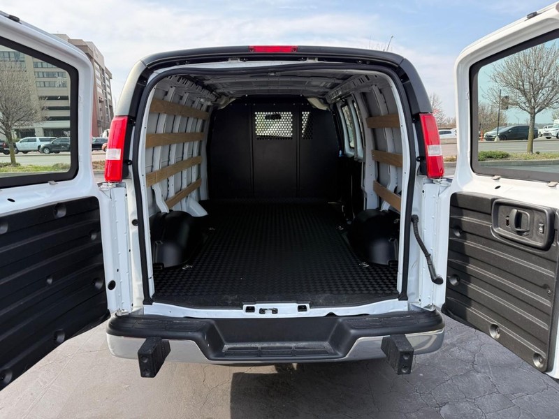 GMC Savana Cargo Van Vehicle Full-screen Gallery Image 5