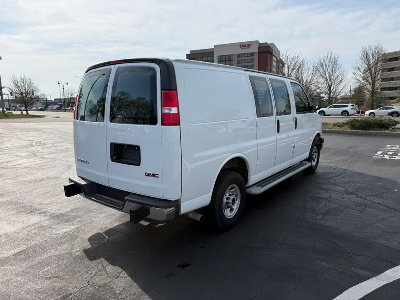 GMC Savana Cargo Van Vehicle Full-screen Gallery Image 7