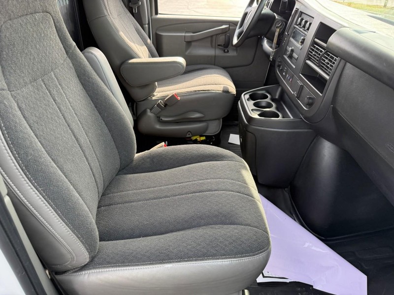 GMC Savana Cargo Van Vehicle Full-screen Gallery Image 9