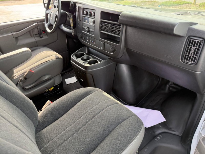 GMC Savana Cargo Van Vehicle Full-screen Gallery Image 10