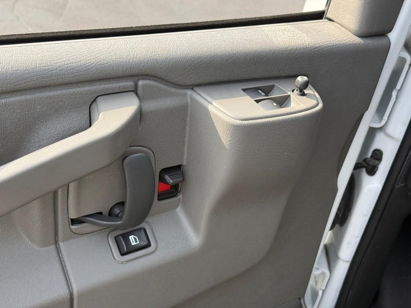 GMC Savana Cargo Van Vehicle Full-screen Gallery Image 12