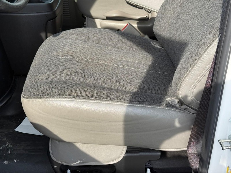 GMC Savana Cargo Van Vehicle Full-screen Gallery Image 13