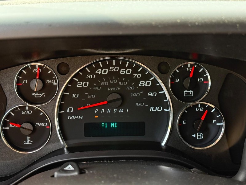 GMC Savana Cargo Van Vehicle Full-screen Gallery Image 15