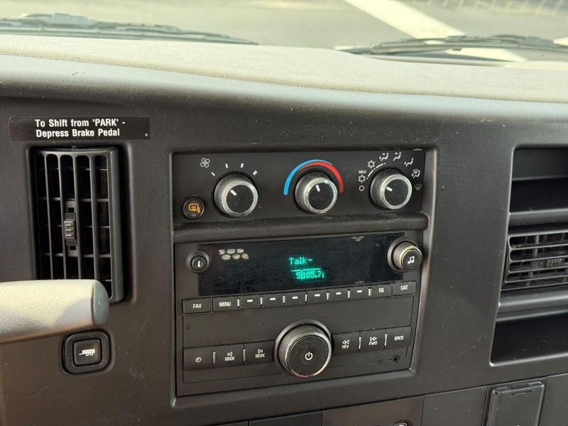 GMC Savana Cargo Van Vehicle Full-screen Gallery Image 17