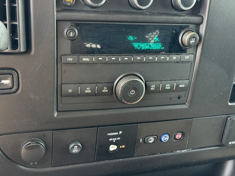 GMC Savana Cargo Van Vehicle Full-screen Gallery Image 18