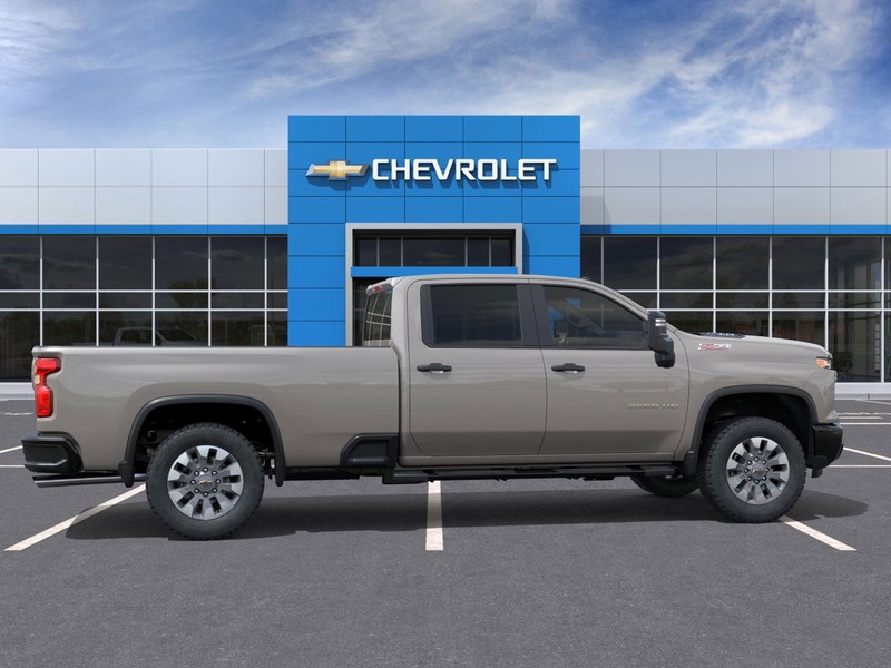 Chevrolet Silverado 2500HD Vehicle Full-screen Gallery Image 5