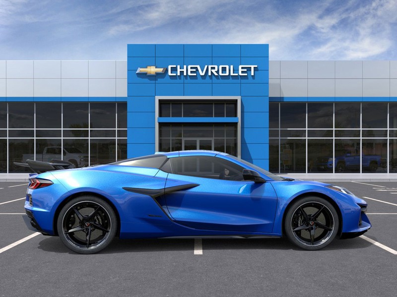 Chevrolet Corvette Vehicle Full-screen Gallery Image 5