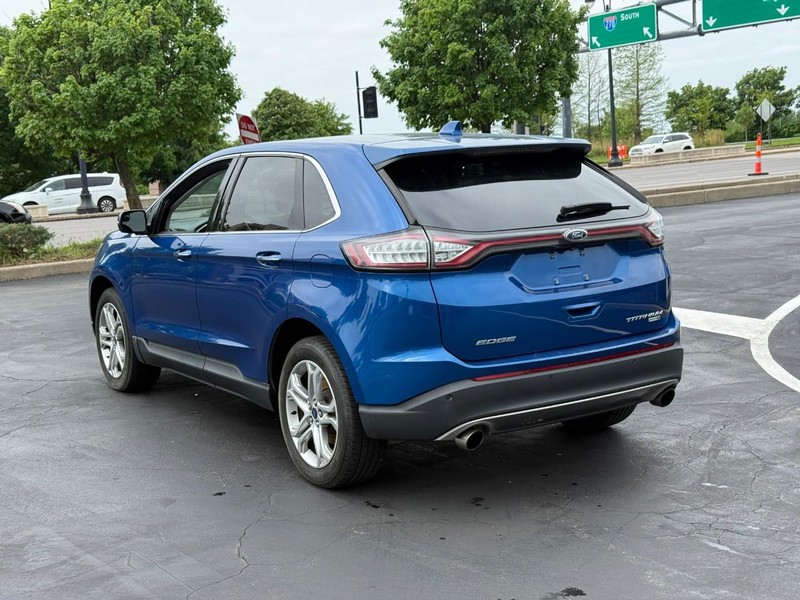 Ford Edge Vehicle Full-screen Gallery Image 3