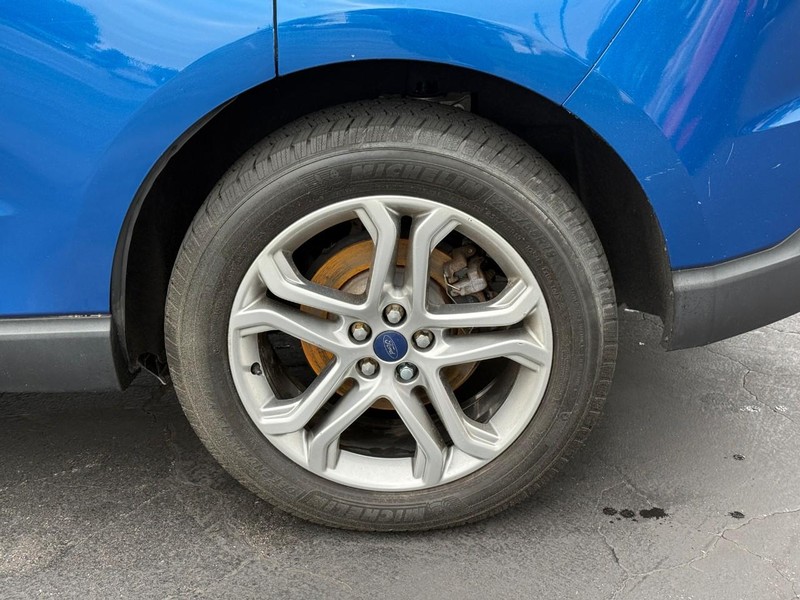 Ford Edge Vehicle Full-screen Gallery Image 4