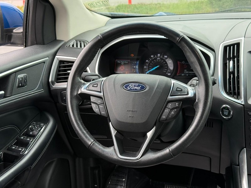 Ford Edge Vehicle Full-screen Gallery Image 12