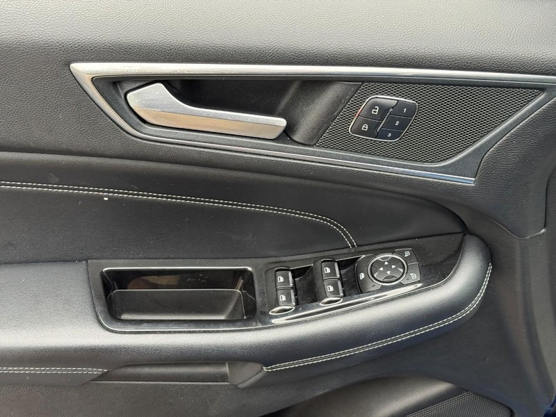 Ford Edge Vehicle Full-screen Gallery Image 15