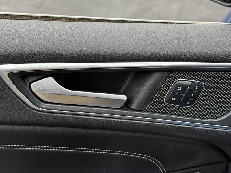 Ford Edge Vehicle Full-screen Gallery Image 16