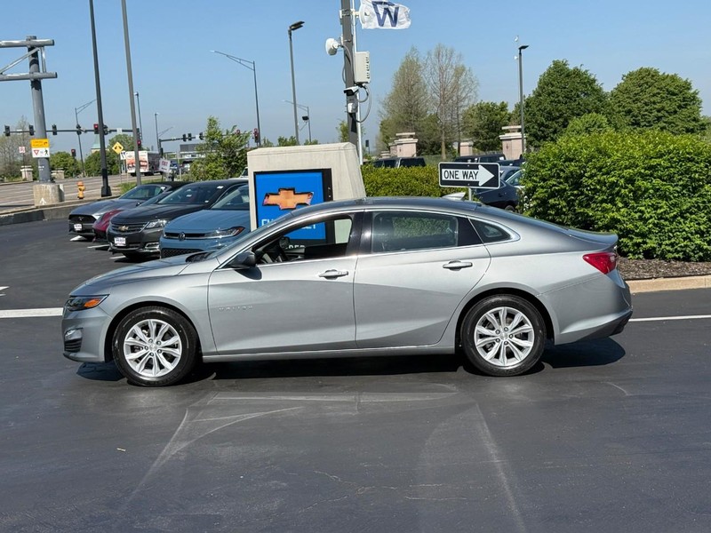 Chevrolet Malibu Vehicle Full-screen Gallery Image 2