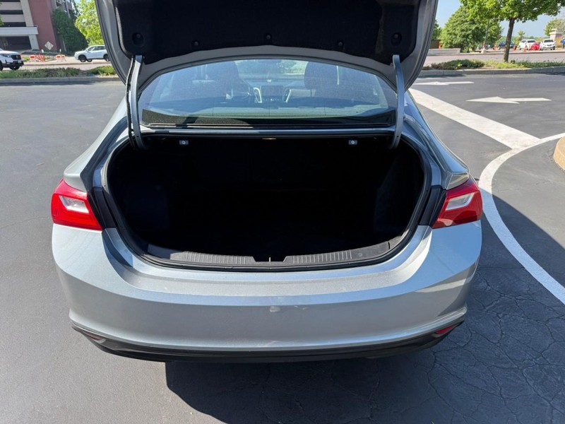 Chevrolet Malibu Vehicle Full-screen Gallery Image 6