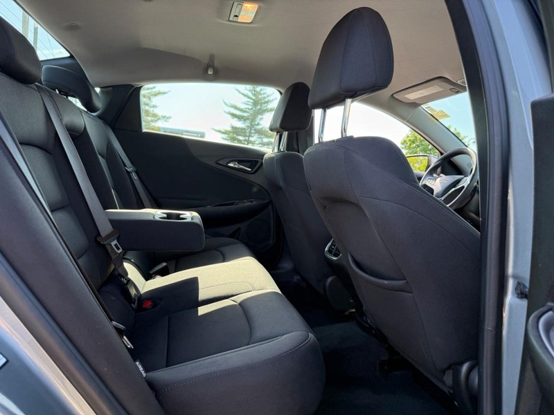 Chevrolet Malibu Vehicle Full-screen Gallery Image 11