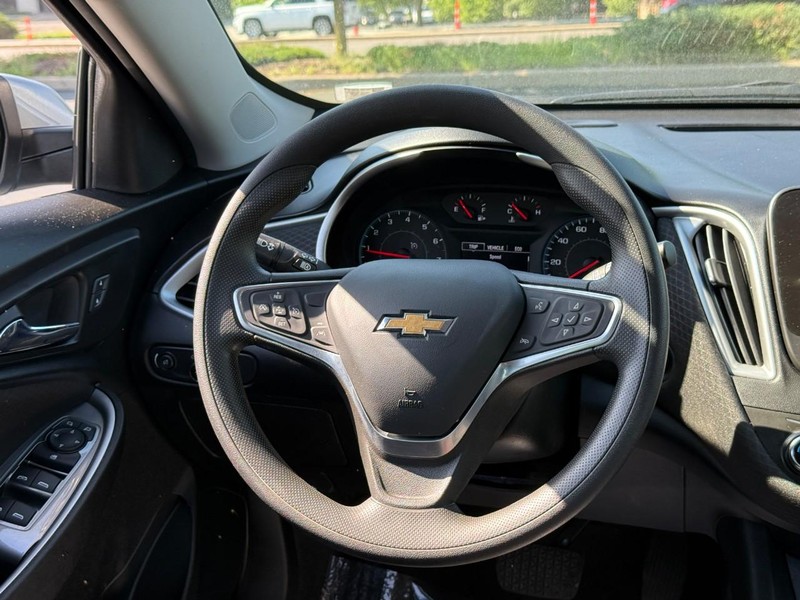 Chevrolet Malibu Vehicle Full-screen Gallery Image 13