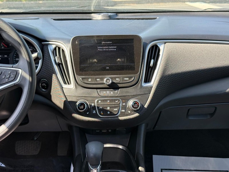 Chevrolet Malibu Vehicle Full-screen Gallery Image 14