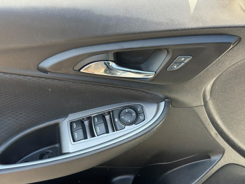 Chevrolet Malibu Vehicle Full-screen Gallery Image 16