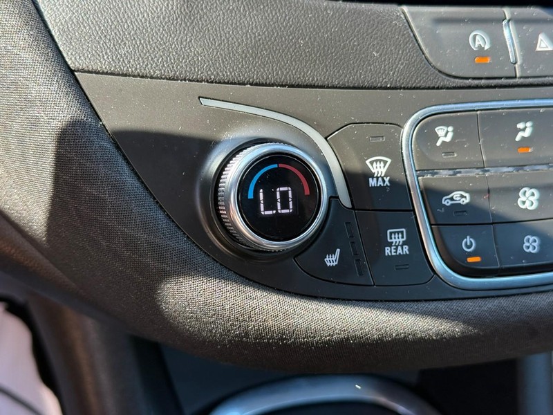 Chevrolet Malibu Vehicle Full-screen Gallery Image 23