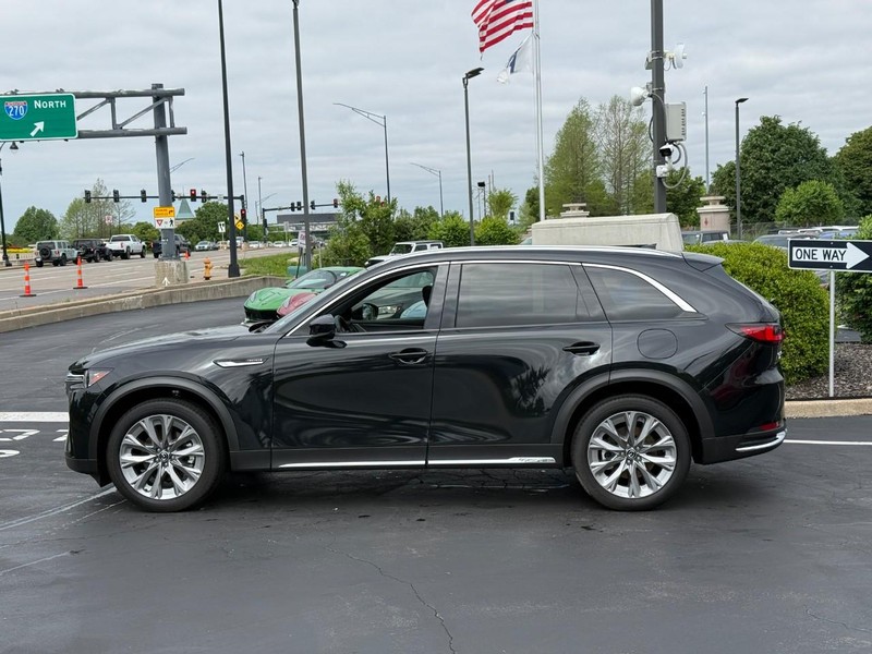 Mazda CX-90 Vehicle Full-screen Gallery Image 2